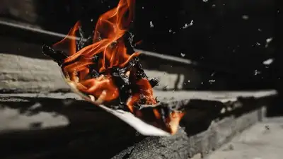 Alphard сгорел дотла в Актау после столкновения, фото - Новости Zakon.kz от 02.04.2023 09:20