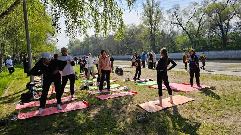 На субботнике на всех участках в роще Баума проведены 15-минутные утренние зарядки бодрости, йога и зажигательный танец зумба, фото - Новости Zakon.kz от 22.04.2023 17:56