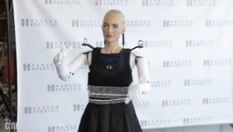 Пообещавшая уничтожить человечество робот София встала на ноги