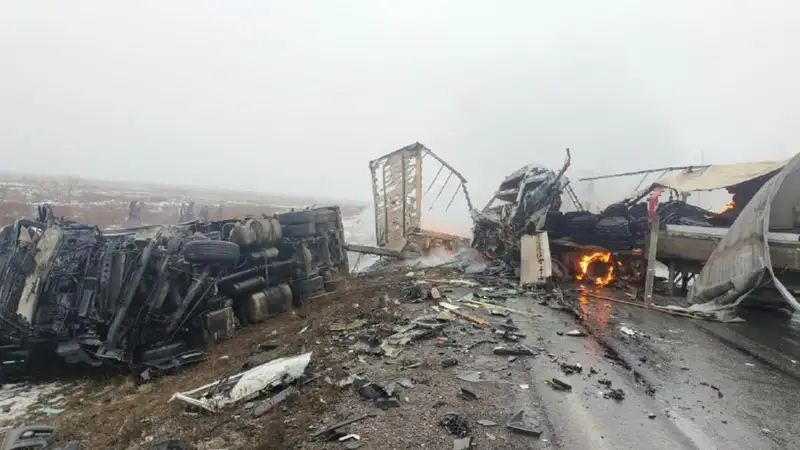 Столкновение грузовиков в Актюбинской области привело к трагедии