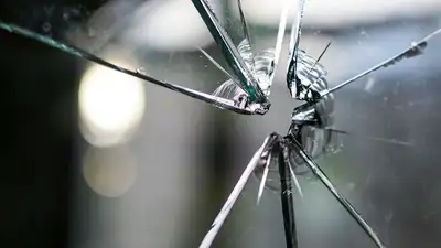 подросток разбил стеклянную дверь на остановке, фото - Новости Zakon.kz от 21.10.2023 17:17
