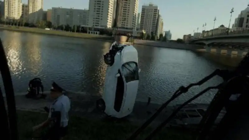 Автомобиль упал в реку в Астане