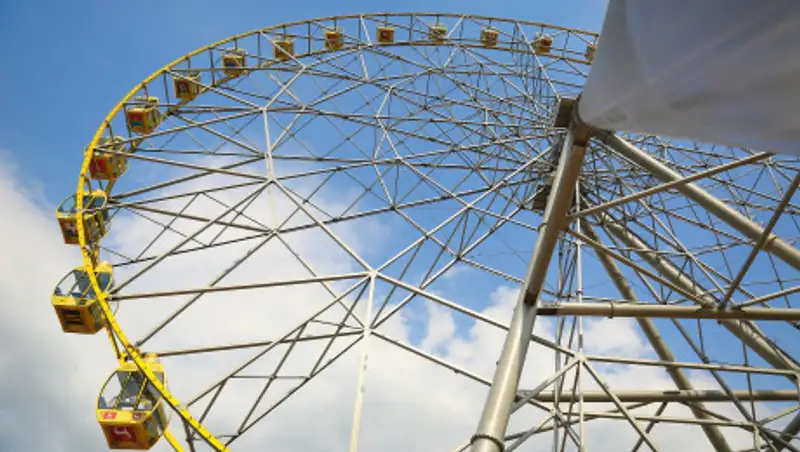 Появилось новое видео крутящихся вокруг оси кабинок на колесе обозрения в Рудном