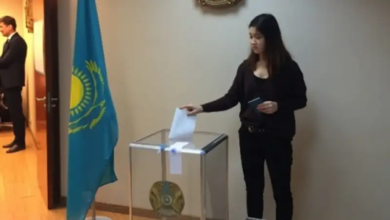 В Шанхае первой и в первый раз проголосовала 18-летняя студентка Диана Кожан