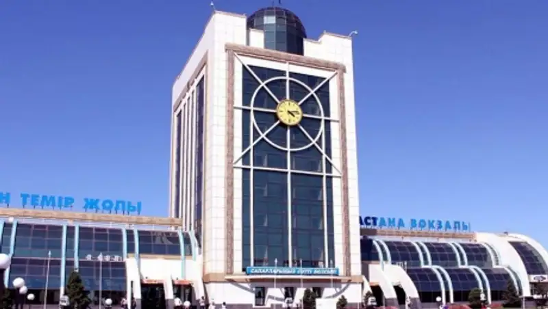 Активно навязывающих свои услуги таксистов задержали на ж/д вокзале в Астане