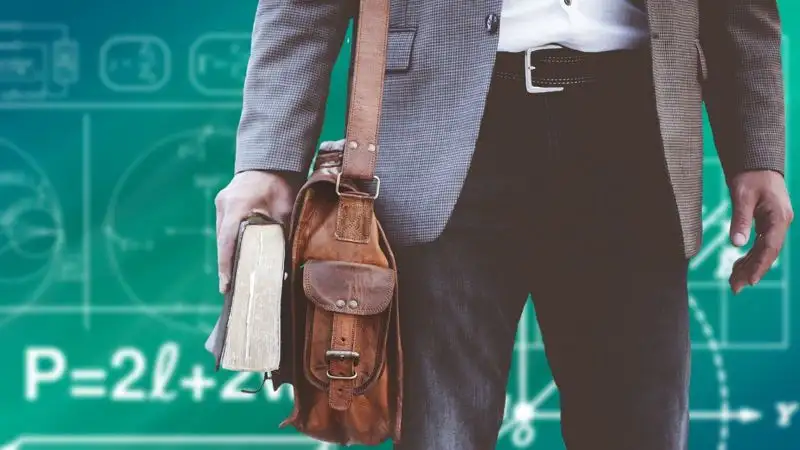 В Актау учитель математики замахивался на детей на уроке