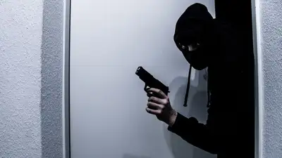 Житель Караганды украл 7 млн тенге у родной бабушки, фото - Новости Zakon.kz от 03.10.2023 11:27