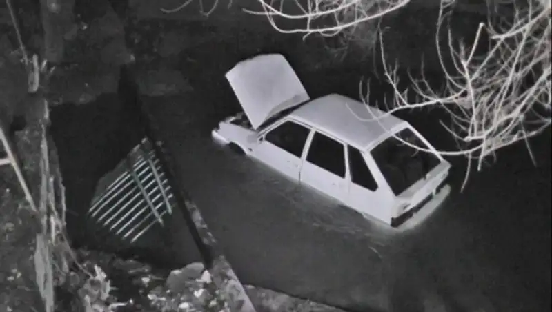 В Шымкенте после ДТП автомобиль упал в реку