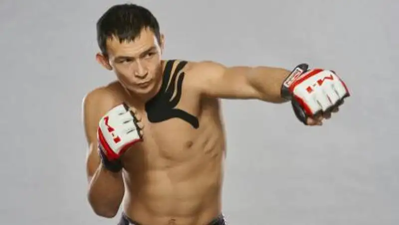 Казахский боец из России нокаутировал соперника в титульном бою и стал чемпионом мира