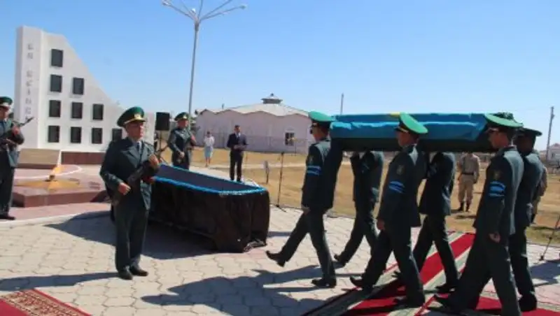 Останки солдата из Атырауской области были погребены на родине