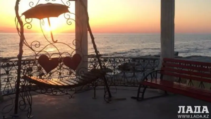 На набережной Актау установили скамейку для влюбленных