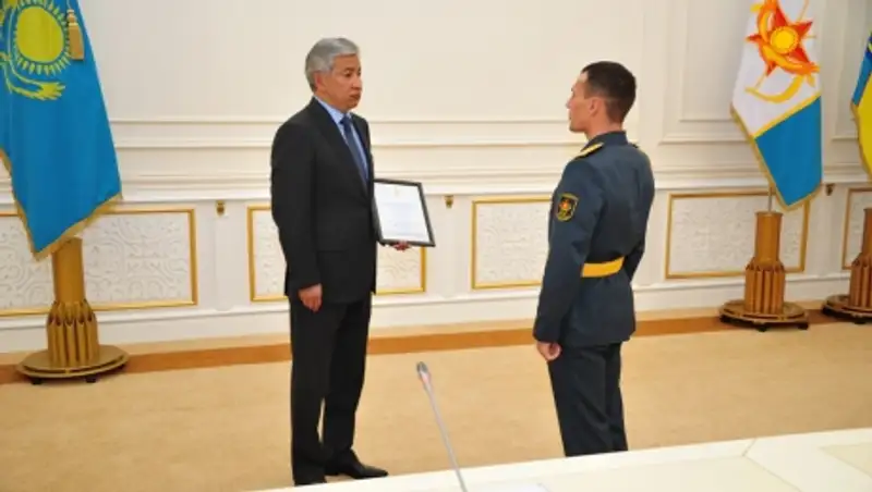 Имангали Тасмагамбетов наградил лучших командиров рот Вооруженных Сил РК