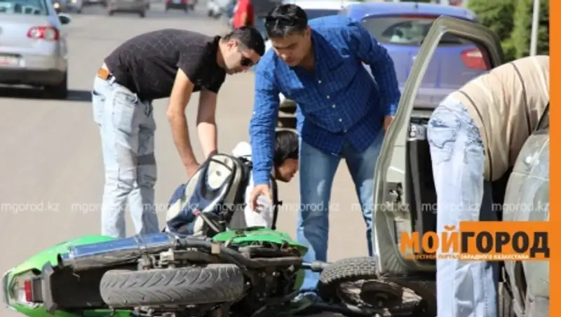 Мотоциклист въехал в припаркованную машину в Уральске