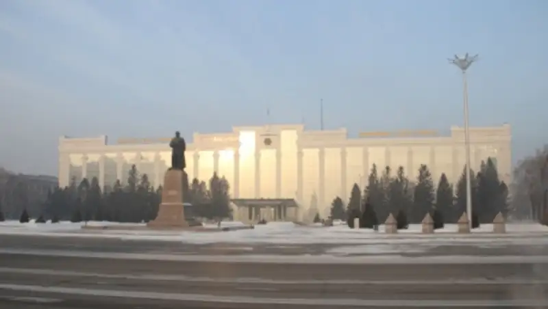 В Усть-Каменогорске спецслужбы оцепили площадь из-за угрозы взрыва у областного акимата