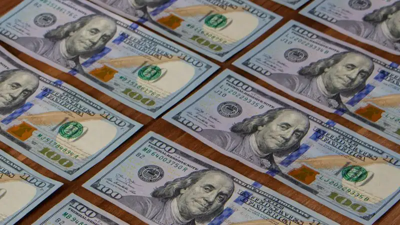 Курс доллара продолжает снижаться на торгах 12 июля