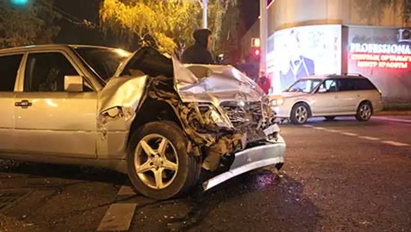 Водитель Мерседеса протаранил Субару, водитель которого поздно совершил левый поворот (фото)