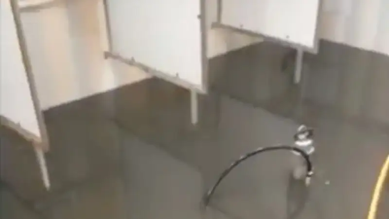 Студентов медколледжа в Уральске эвакуировали из общежития из-за потопа