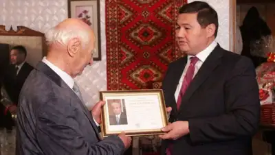 вручение грамоты учитель Кызылорда