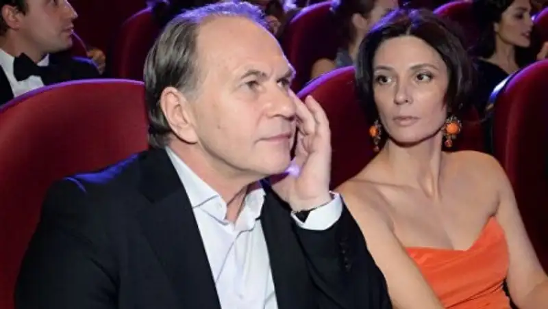 Скандал в самолете. Актер Алексей Гуськов прокомментировал действия своей жены