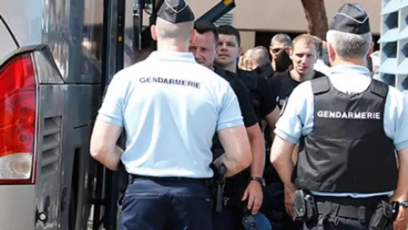 Болельщики сборной России покинули заблокированный спецназом под Канном автобус