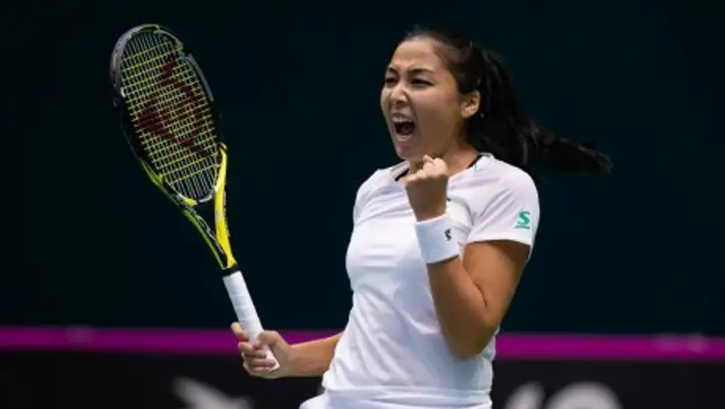 Назарбаев подарил часы теннисистке Зарине Дияс