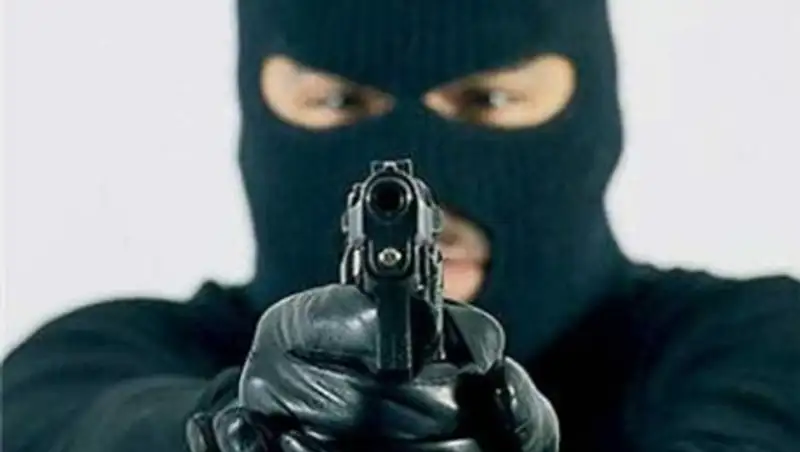 На трассе Самара-Шымкент трое грабителей с молотком и пистолетом напали на водителя Нексии