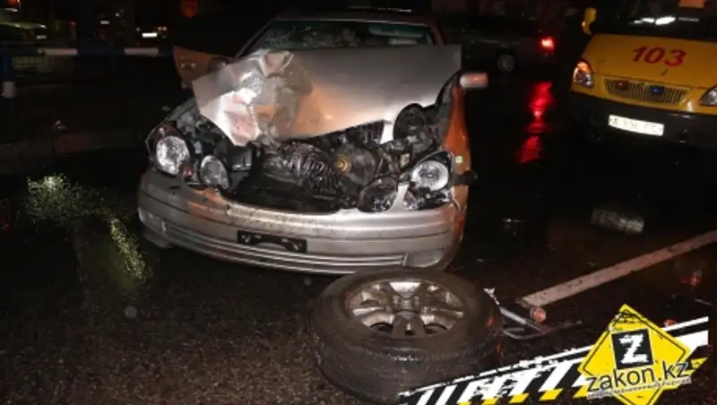 После ДТП в Алматы нетрезвые пассажиры Лексуса LX470 устроили дебош