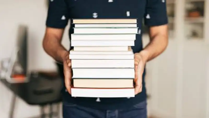 В Казнете обсуждают сходство между казахстанскими и греческими учебниками