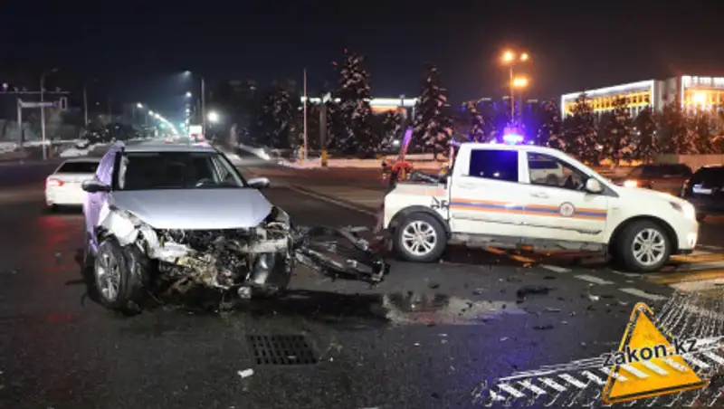 В Алматы Toyota снесла светофор и перевернулась на крышу