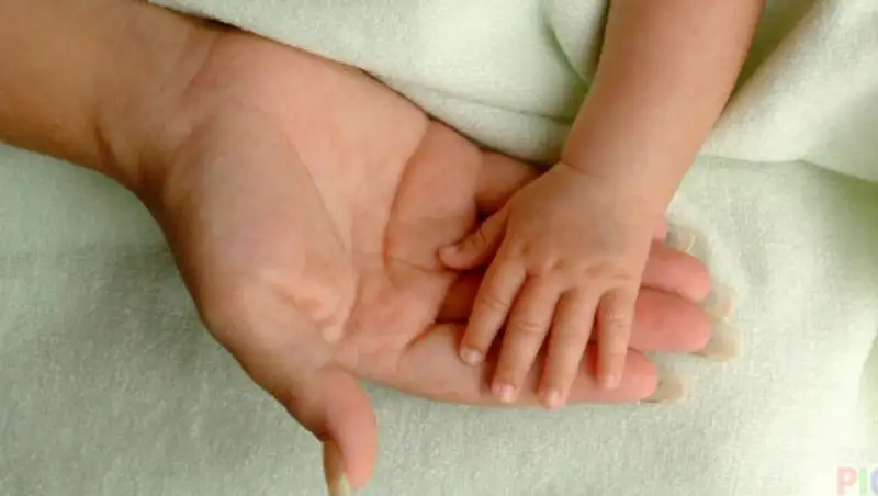 Врачи рассказали о состоянии ребенка, найденного в арыке в Алматы