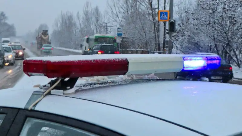 В Актау трое парней похитили школьницу