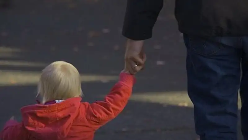 В Уральске мальчика, которого пыталась зарезать мать, органы опеки передали отцу