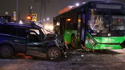 В Алматы произошло лобовое столкновение автобуса и RAV4 , фото - Новости Zakon.kz от 09.12.2022 09:49