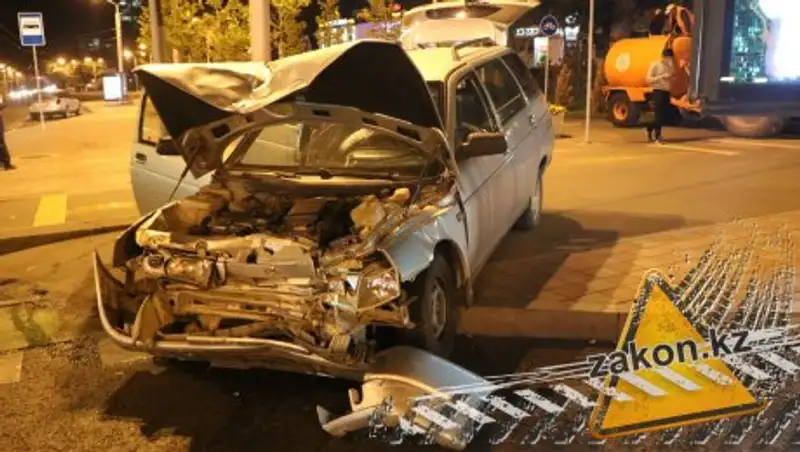 В результате ДТП в Алматы автомобиль отбросило на тротуар