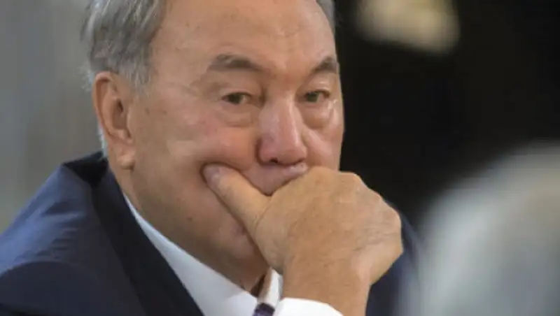 Аттестацию госслужащих всех уровней поручил провести Назарбаев