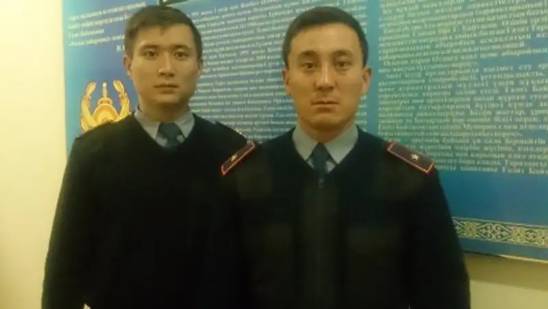 В Алматы полицейские вынесли из огня пенсионерку