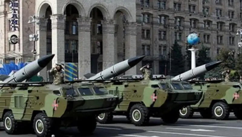 Порошенко послал участников парада в Киеве воевать с ополченцами