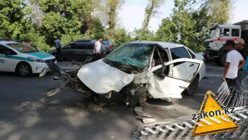 Четыре человека пострадали в массовой аварии под Алматы