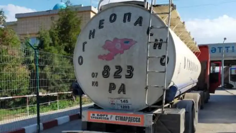 Бензин под видом "разбавителя" пытались незаконно вывезти из Казахстана в Кыргызстан