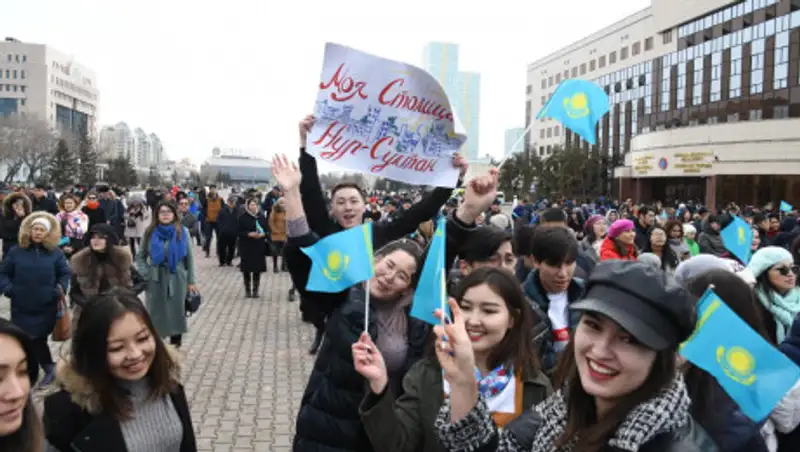 Сотни человек пришли на городскую площадь Нур-Султана в поддержку переименования столицы