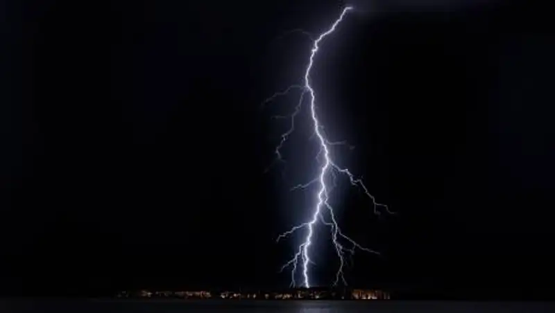 Cелфи во время грозы: в Индии молния убила 11 человек