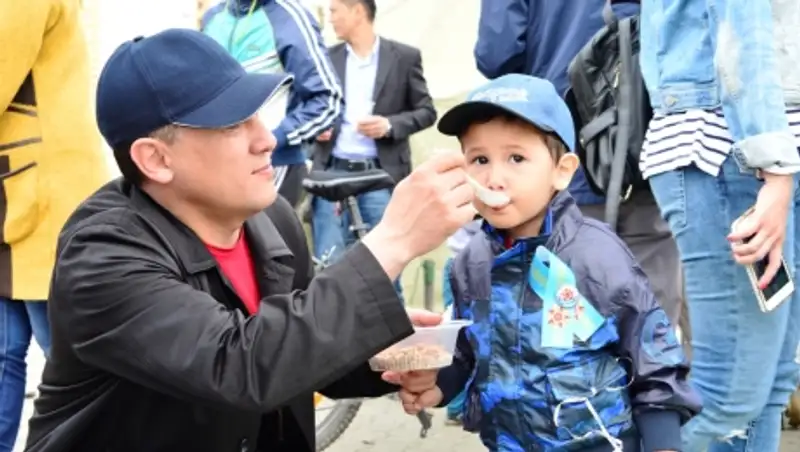 Астанчан накормили настоящей солдатской кашей