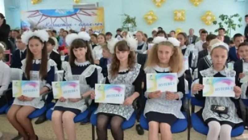 Аким Акмолинской области вручил детям из семей, пострадавших от паводка, путёвки в летний лагерь