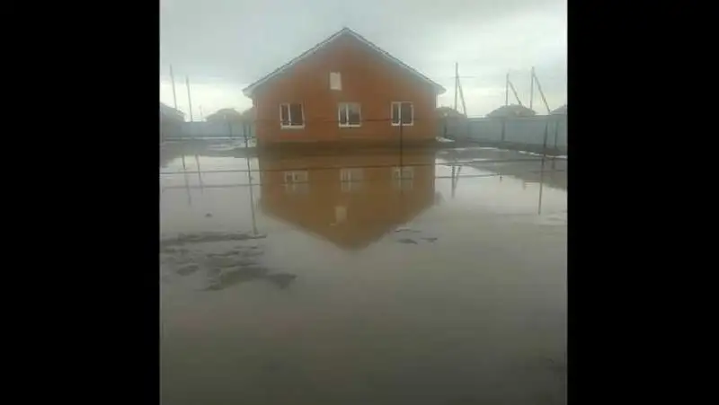 В Аулиеколе часть новых домов погорельцев осталась под водой, фото - Новости Zakon.kz от 02.11.2022 14:06