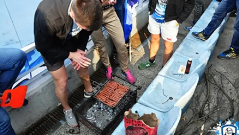 Фанаты киевского «Динамо» поджарили сосиски на трибуне во время матча