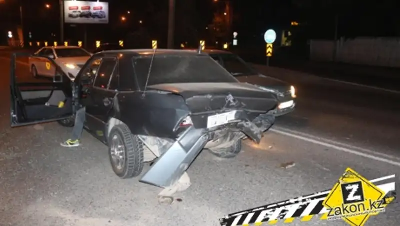 Пьяный водитель Мерседеса совершил серьезное ДТП в Алматы