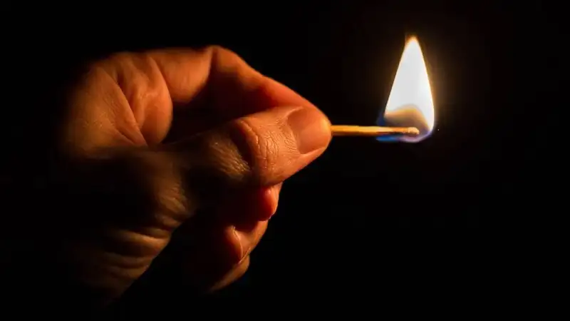 В Экибастузе мужчина пытался сжечь возлюбленную