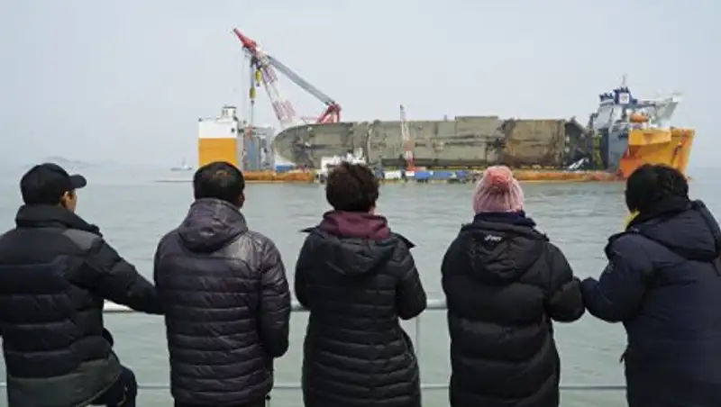 Южная Корея начала транспортировку затонувшего парома "Севоль"