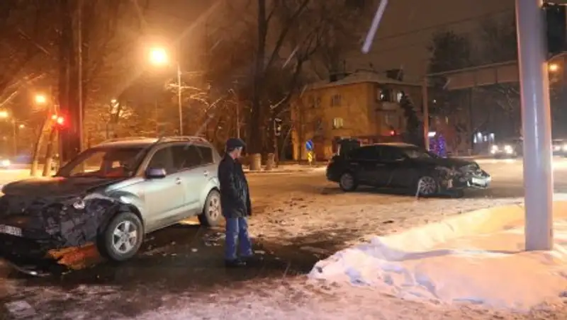 В Алматы водитель Nissan скрылся с места ДТП