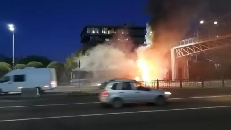 Автобус сгорел дотла в Алматы